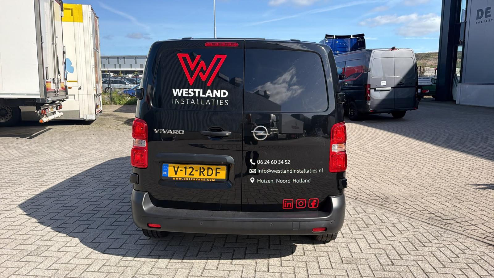 Achterkant van de bus met contactgegevens
