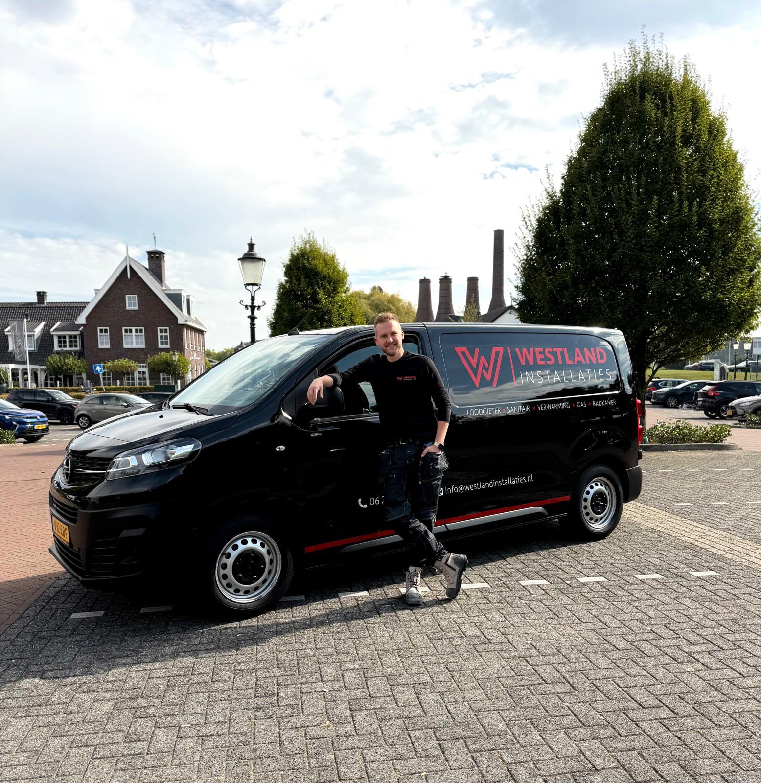 Rick Westland bij de bedrijfsbus van Westland Installaties