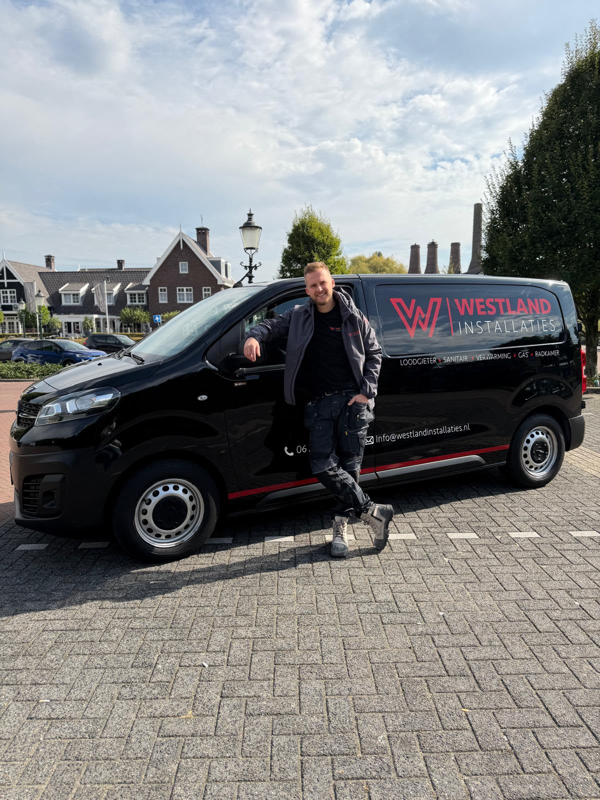 Rick Westland in werkkleding bij de bus