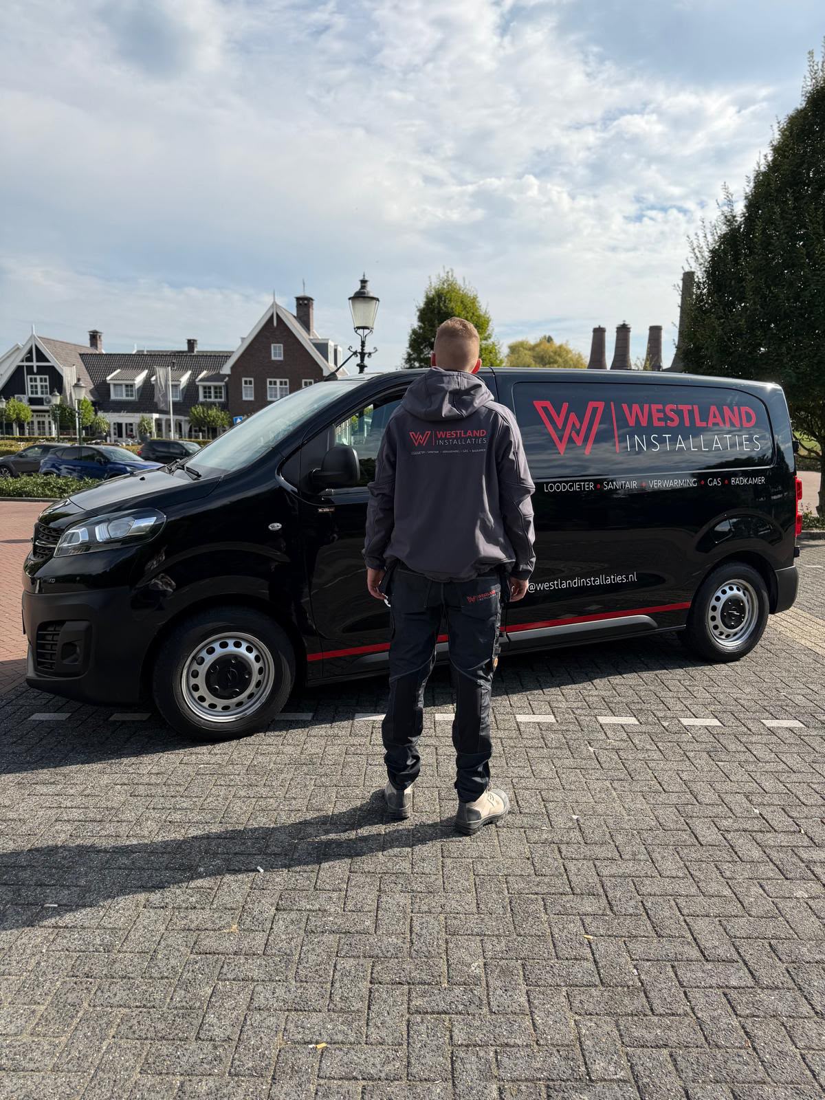 Werkjas met het logo van Westland Installaties